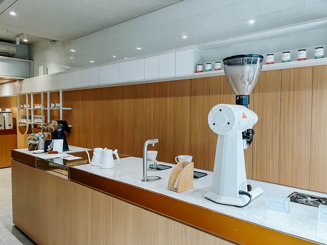 Välutrustad kaffebar med kvarn och modern inredning.